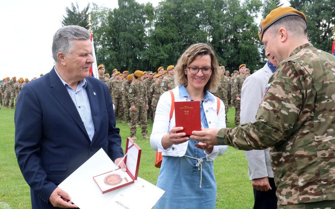 Občina Loška dolina prejela bronasto plaketo Slovenske vojske