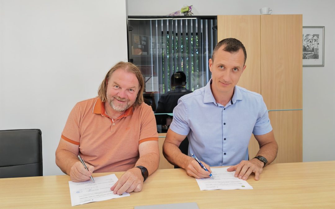 Podpis pogodbe za izvedbo projekta “OBNOVA OBSTOJEČEGA ŠPORTNEGA STADIONA Z ATLETSKO STEZO OB OSNOVNI ŠOLI V STAREM TRGU PRI LOŽU”