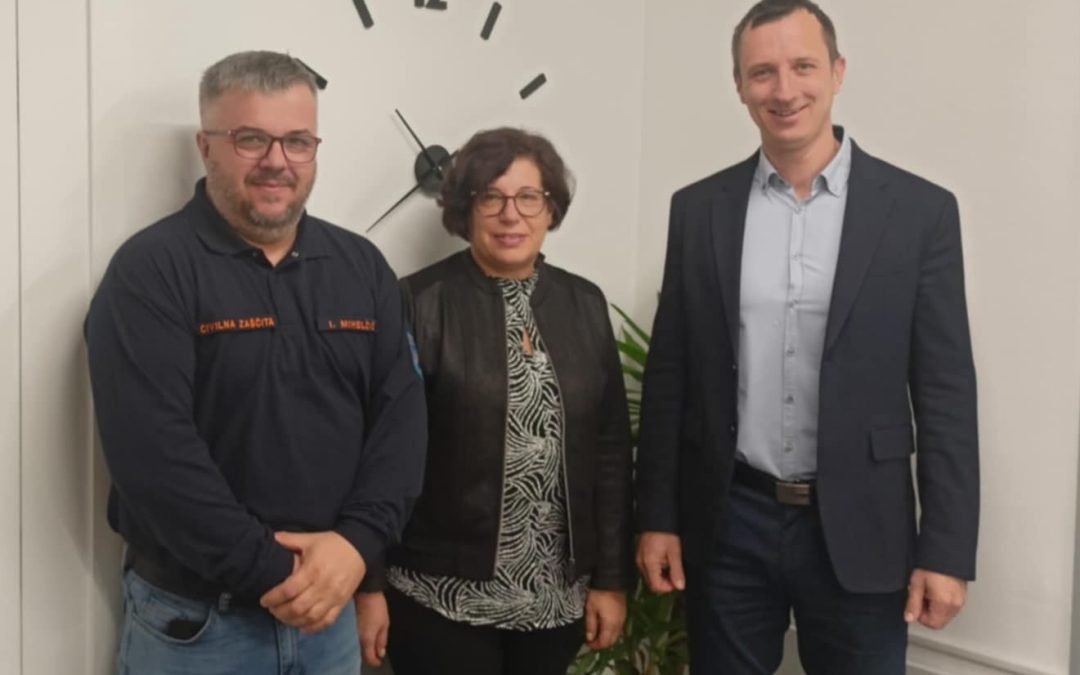 Zavarovalnica Triglav pomagala Občini Loška dolina pri nakupu AED naprave
