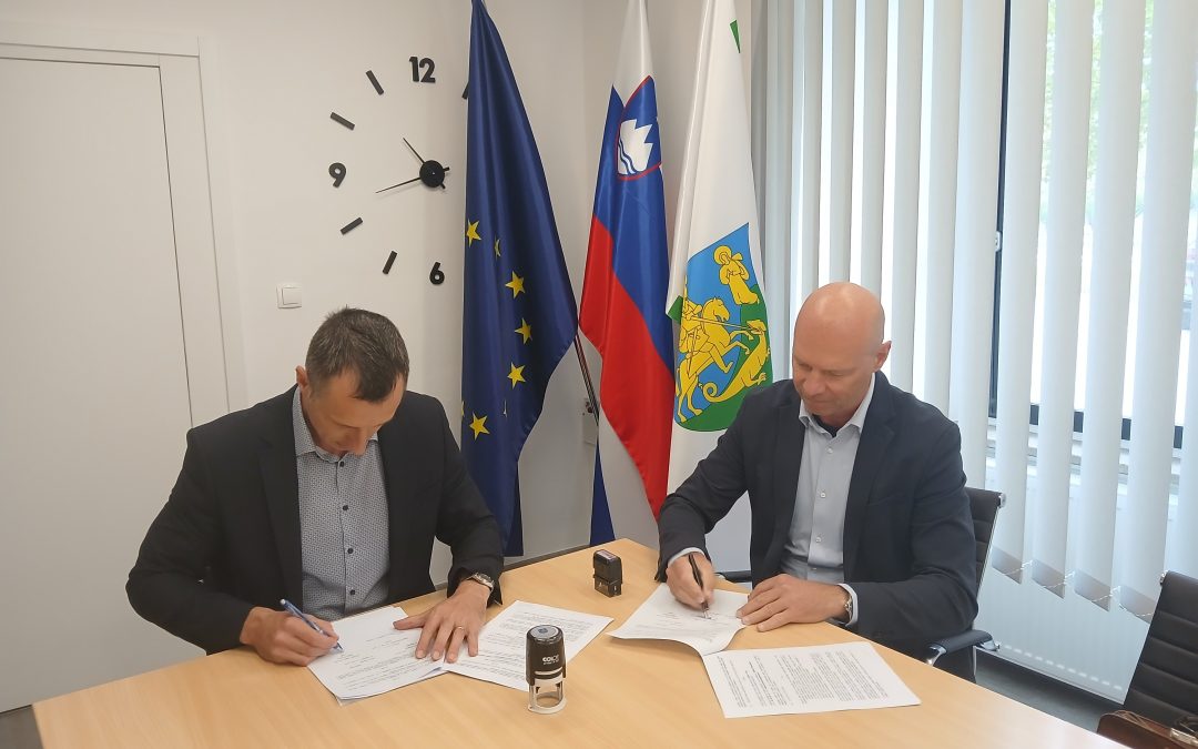 PODPIS POGODBE ZA IZDELAVO PROJEKTNE DOKUMENTACIJE PZI ZA PROJEKT &raquo;HODNIK ZA PE&Scaron;CE PUDOB&laquo;